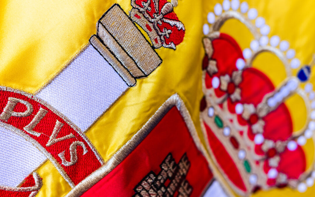 Haftowane Historie – Sztuka Złotego Niciowania Sztandarów