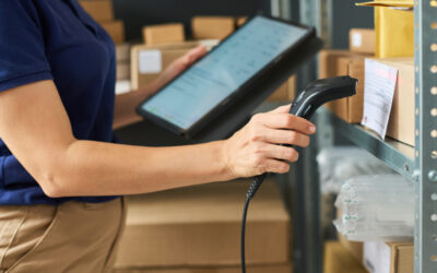 Kompletacja zamówień w e-commerce: co musi się wydarzyć w magazynie, żeby klient dostał paczkę na czas?